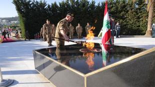 بالصور: قائد الجيش اللبناني العماد رودولف هيكل يضع إكليلًا من الزهر على نصب شهداء الجيش