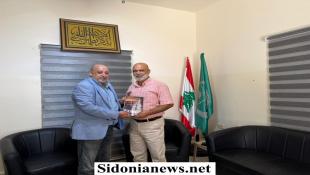 الدكتور بسام حمود يستقبل البروفيسور خالد الكردي ويتسلم منه كتابه لبنان ٨٢.. سنوات النار والرصاص (١٩٨٢-١٩٩٢)