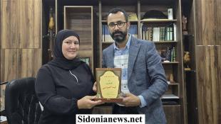 كاتب عدل صيدا محي الدين طرحة كرم الإعلامية لينا مياسي بدرع تقديرا لدورها الإعلامي في خدمة المجتمع