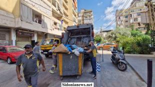 بالصور: شركة NTCC تواصل رفع النفايات المتراكمة من شوارع صيدا بعد إعادة فتح المعمل وبلدية صيدا تؤكد مواصلة المتابعة حتى الحل الجذري للأزمة