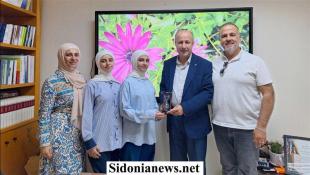 بالصور: ثانوية السفير - تمنح جائزة فاطمة عاصي لعام 2027 للطالبة تاليا علي زعرور