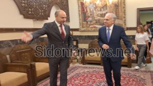 بالصور : النص الرسمي لتصريح المنسق الخاص للأمم المتحدة في لبنان جان ارنو بعد لقائه محافظ الجنوب والنبطية منصور ضو كاشفا مساعي امين عام الامم المتحدة لبقاء قوات اليونيفيل ولو بشكل محدود وان من غير المسموح حصول فراغ امني