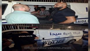 بالصور: شرطة بلدية صيدا توقف لصوص دراجات نارية في محيط مدينة الحريري الرياضية(الملعب البلدي) وتسلمهم إلى قوى الأمن الداخلي