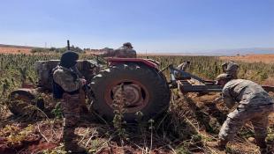 بالصور : الجيش اللبناني يتلف حوالي 60 دنمًا من حشيشة الكيف المزروعة في بلدة الكنيسة – بعلبك ويوقف 17 عاملًا فيها