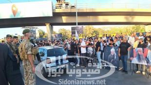 بالصور: إعتصام في الأولي - صيدا لعائلات الموقوفين الإسلاميين وكلمات غاضبة طالبت بإبطال قرار المجلس الدستوري وإطلاق الشيخ أحمد الأسير وسائر الموقوفين