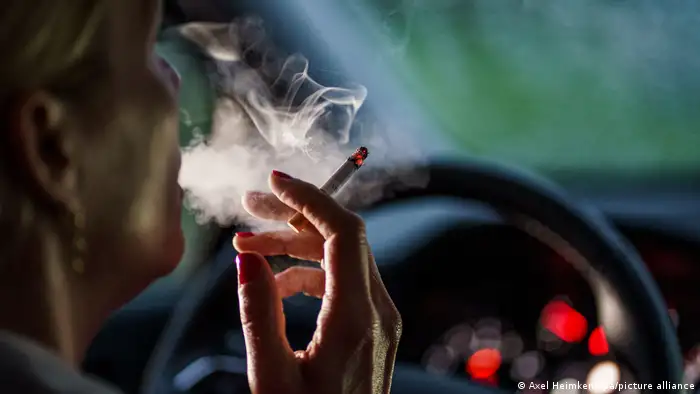 لهذا يعد التدخين داخل السيارة ضارا جدا.. وخاصة بوجود الأطفال
